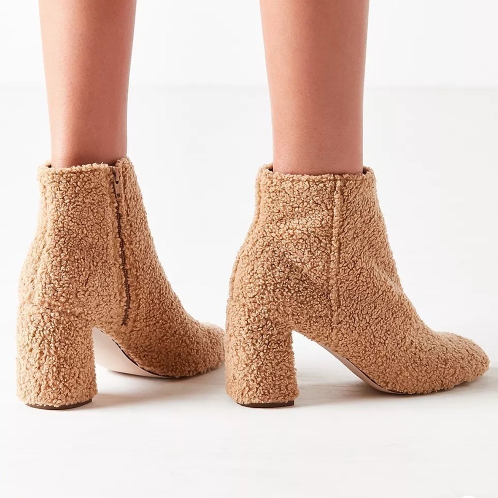 URBAN OUTFITTERS Timber Faux Sherpa Ankle Boots tan women’s size 8.5M